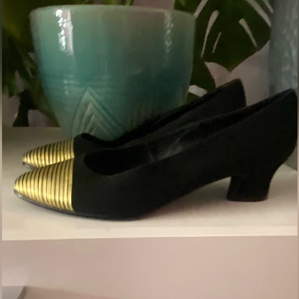 Vintage J Renee size 8.5 black/ gold pump